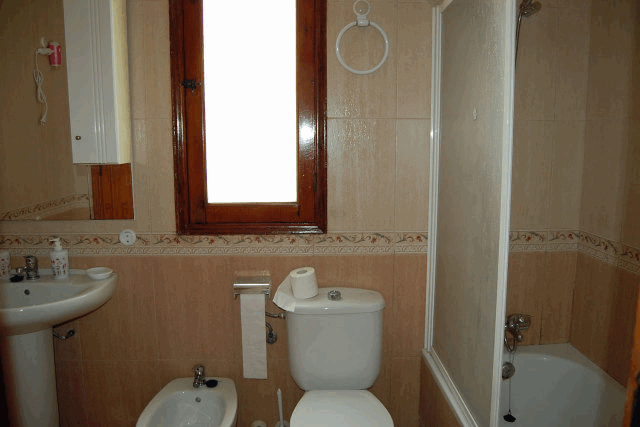 Akilar 1522050560HTILRA ref 1704 mobile 11 Full family bathroom Villamartin Plaza