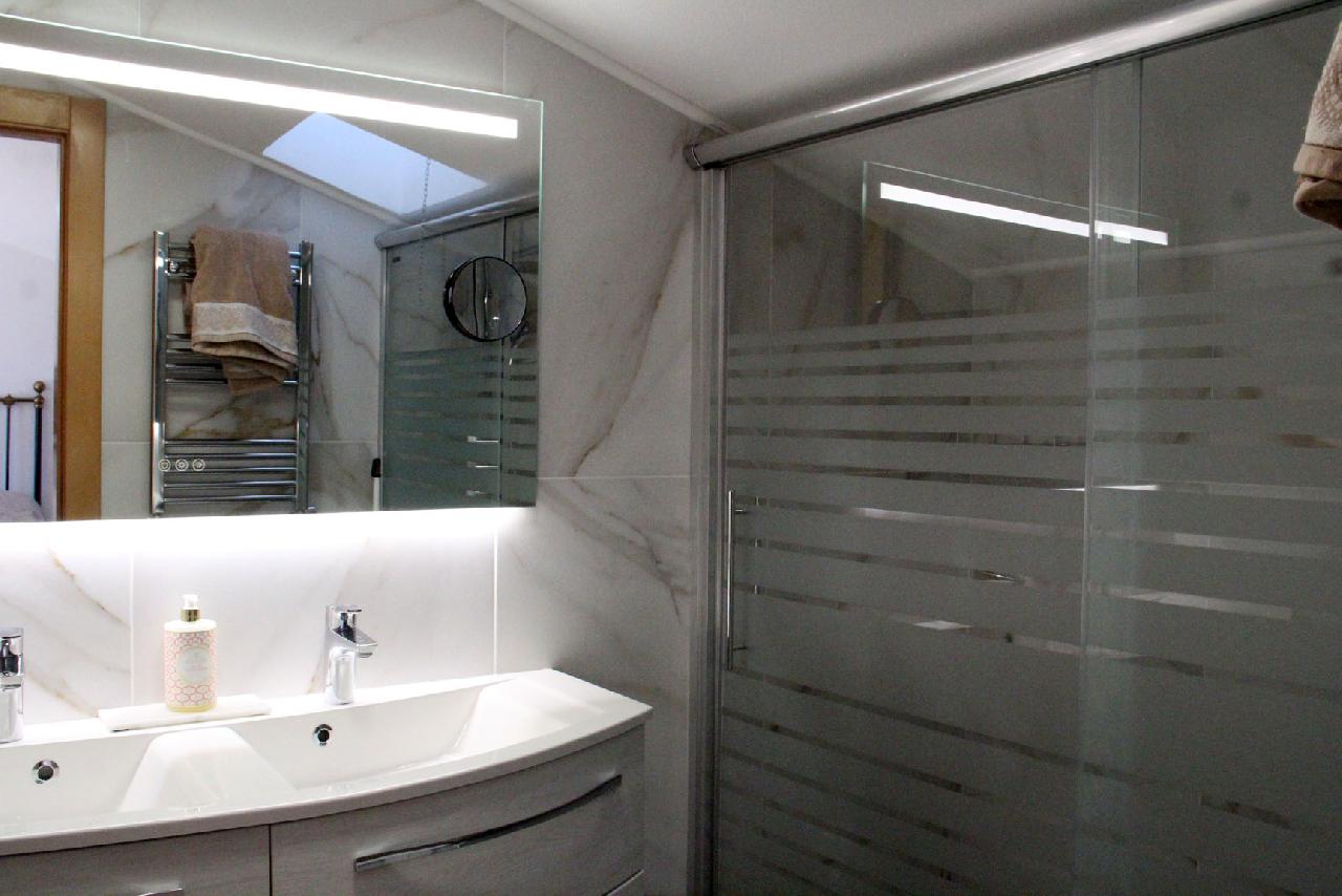 Akilar 1681578217TROUGW ref 1804 mobile 15 Ensuite shower to the master bedroom Valencias South