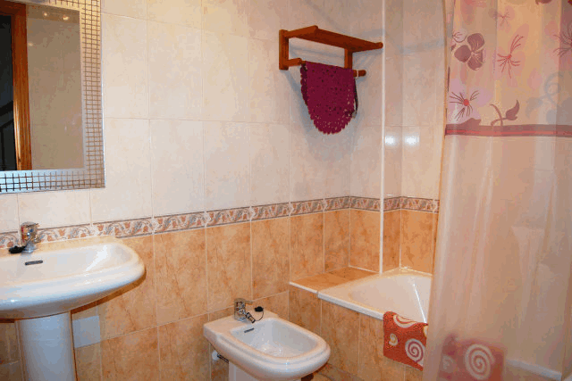 Akilar 1521881460TQWANP ref 1712 mobile 10 Full family bathroom upstairs Playa Flamenca