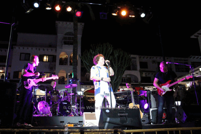 Akilar 1554131329TLDQOX ref 1741 mobile 13 Leo Sayer in concert 2018 in the central plaza Villamartin Plaza