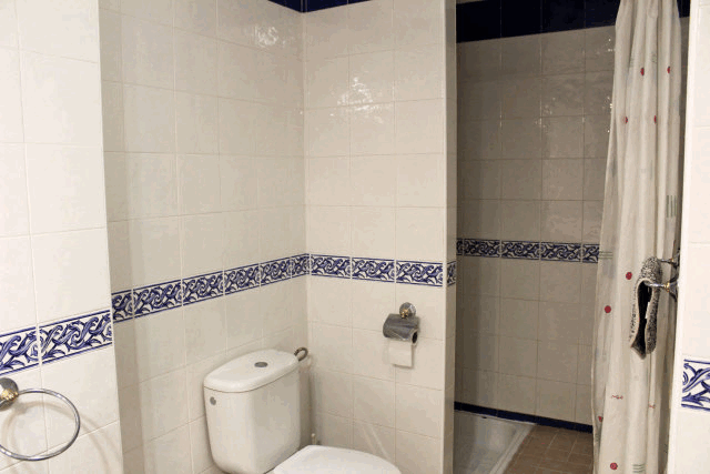 Akilar 1521806481UXHINC ref 4 mobile 10 Ensuite shower to the master bedroom Villamartin Plaza