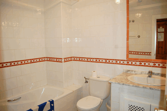 Akilar 1521806481UXHINC ref 4 mobile 11 Large full family bathroom Villamartin Plaza