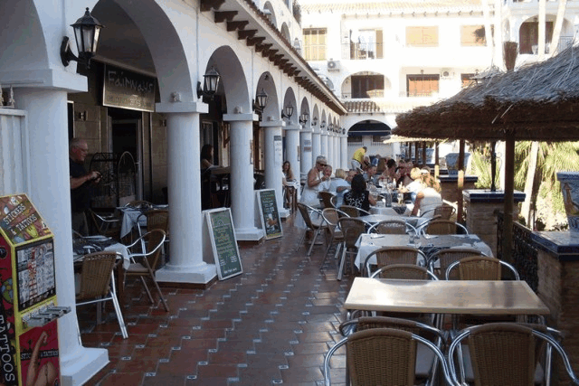 Akilar 1592602574EHRMJQ ref 1757 mobile 13 Dining and bars in the plaza Villamartin Plaza