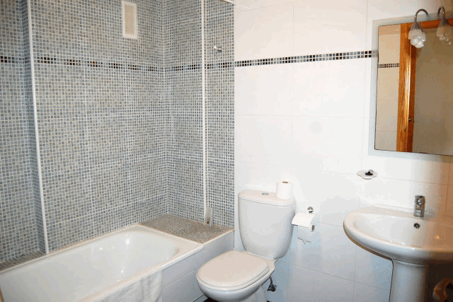 Akilar 1521889605AZRQUD ref 93 mobile 8 Full bathroom ensuite to master bedroom Villamartin