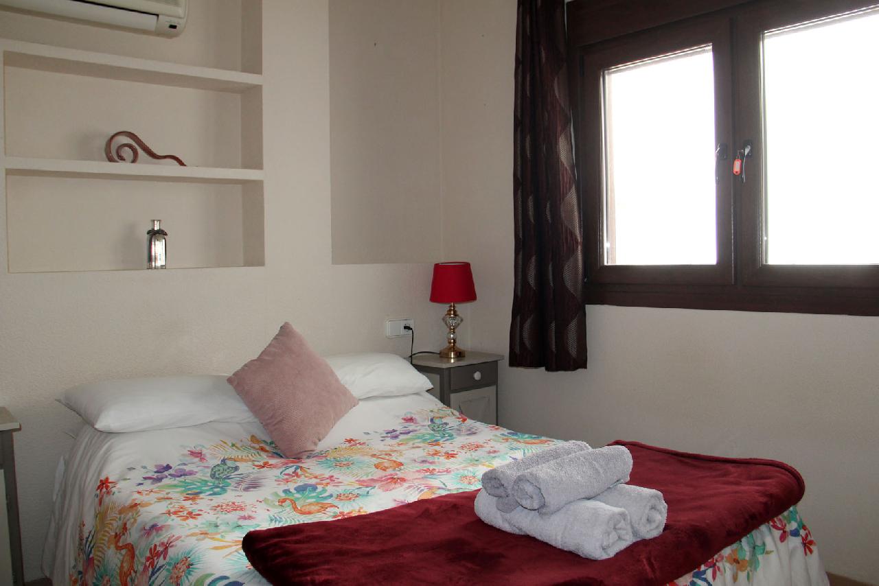 Akilar 1648509321HVPJNK ref 1779 mobile 8 Double bed room with ensuite shower and A/C Villamartin Plaza