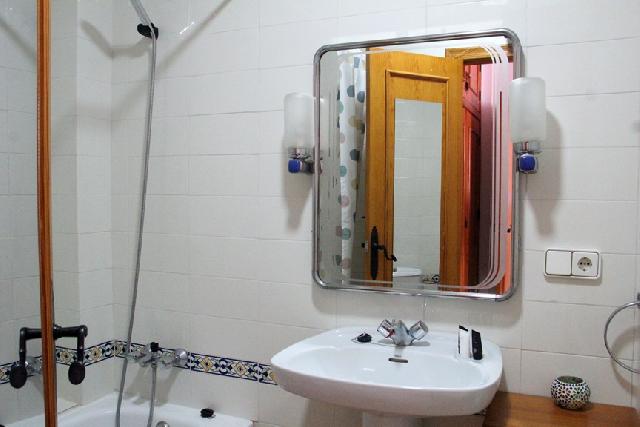 Akilar 1716036872ZUPLMK ref 1820 mobile 7 Ensuite bathroom to the master Villamartin Plaza