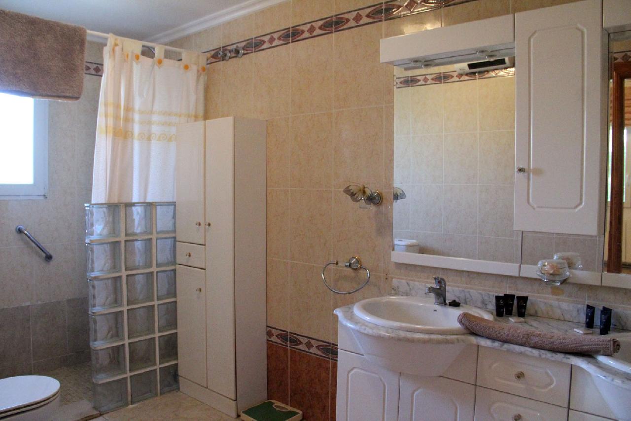 Akilar 1699273013NSVEWA ref 1812 mobile 9 Shower 1 downstairs Playa Flamenca